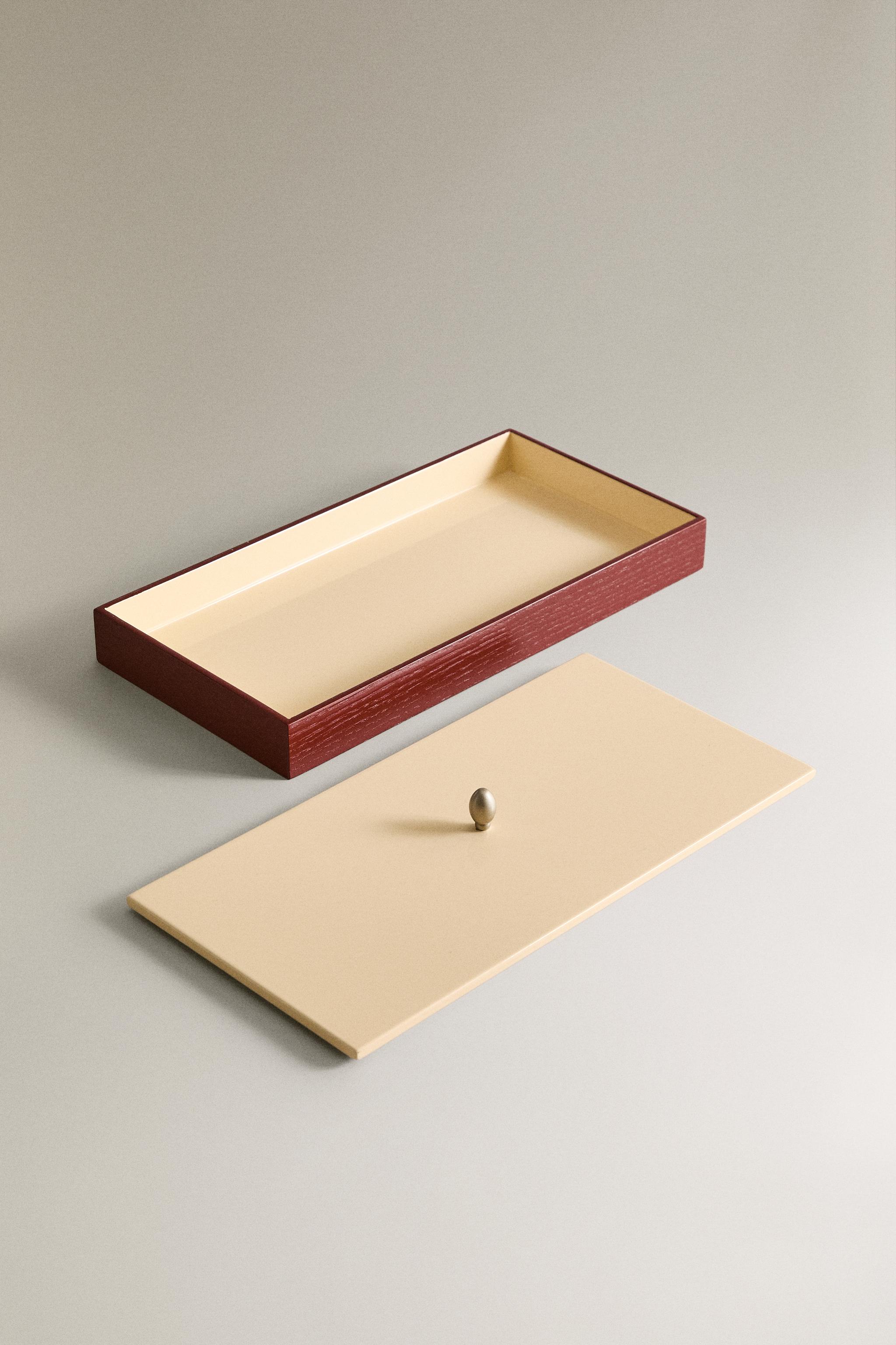 LACQUERED BOX WITH LID I COLIN KING